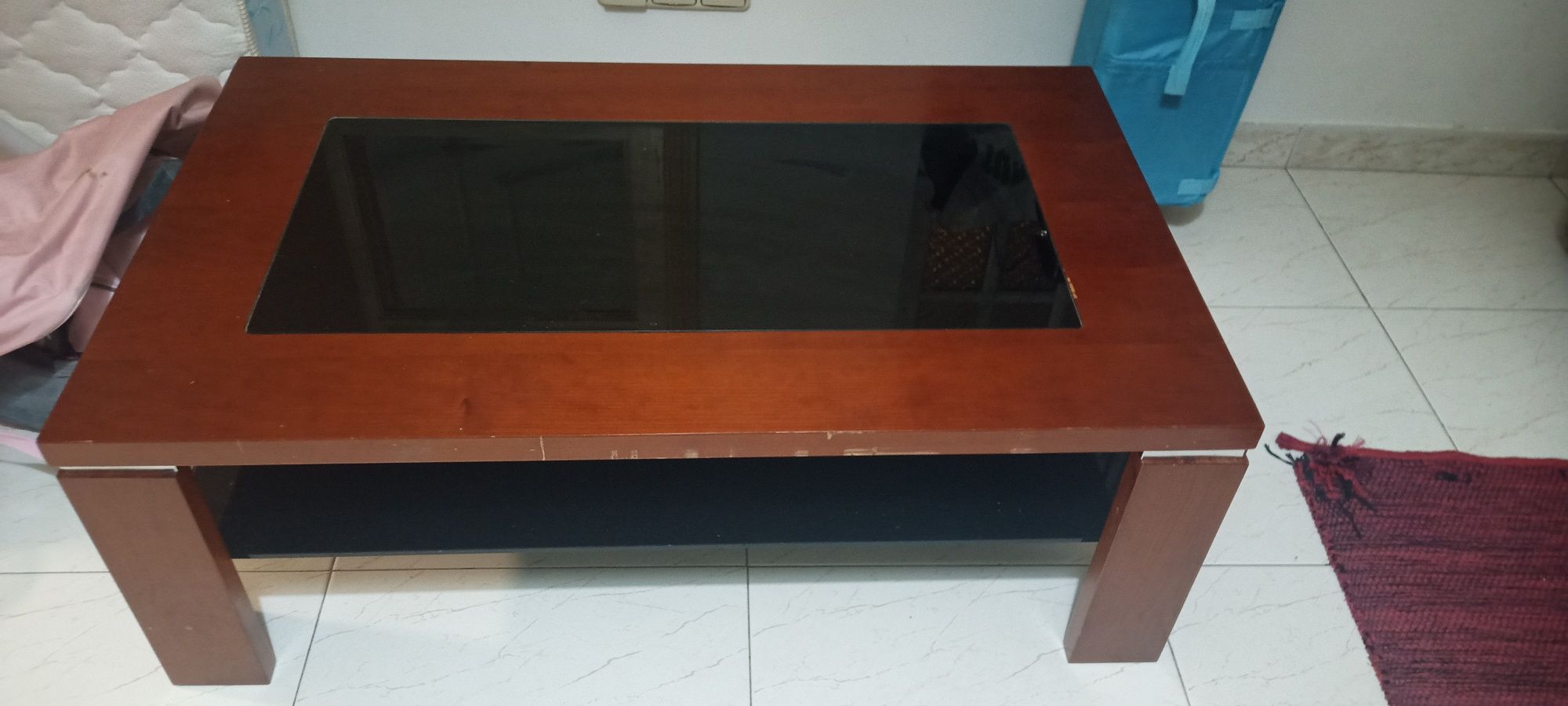 Mesa baixa de madeira e vidro temperado