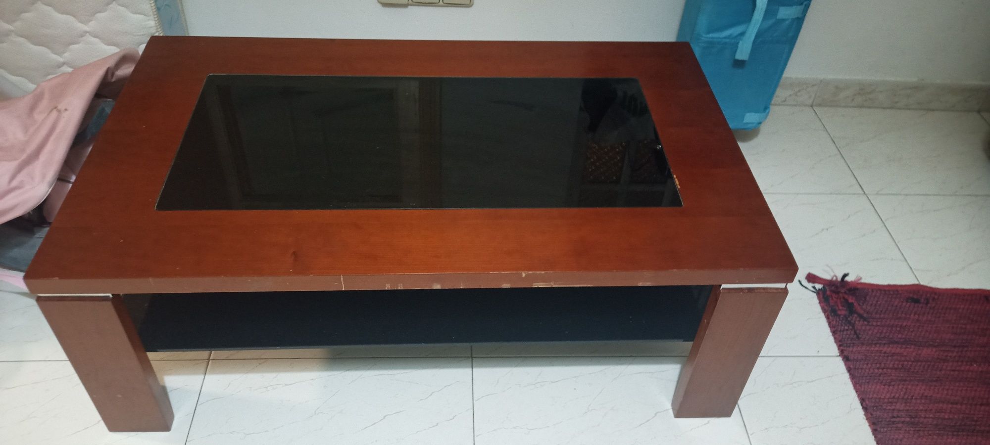 Mesa baixa de madeira e vidro temperado