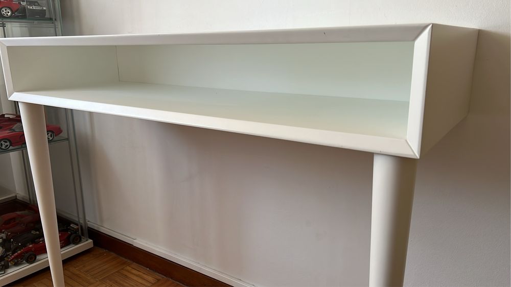 Secretaria em pinho lacrada btanca.