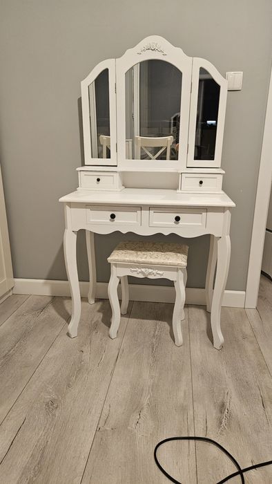 Toaletka Ikea biala z siedziskiem