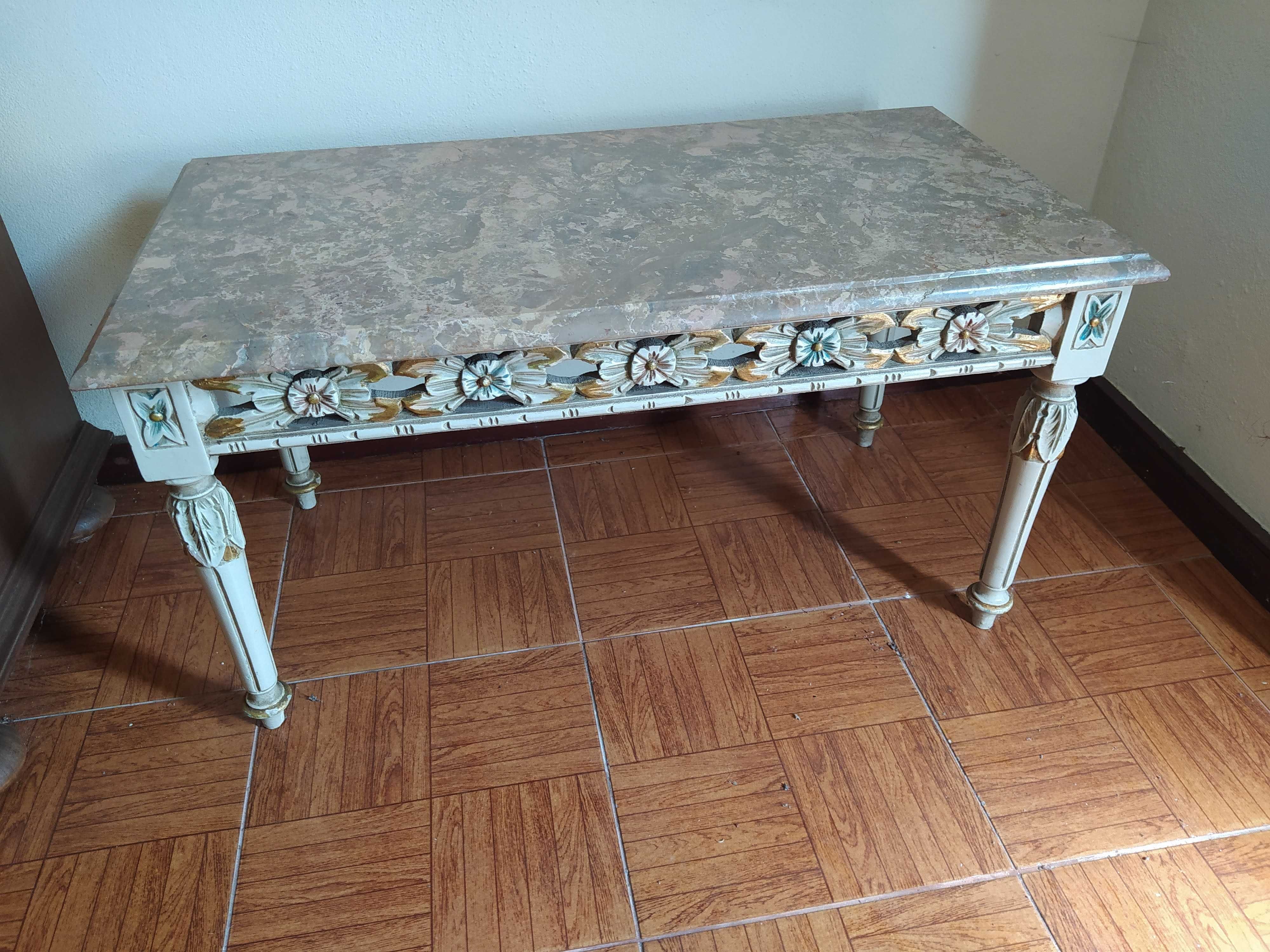 Mesa/Mesinha (género talha dourada) de centro antiga para sala