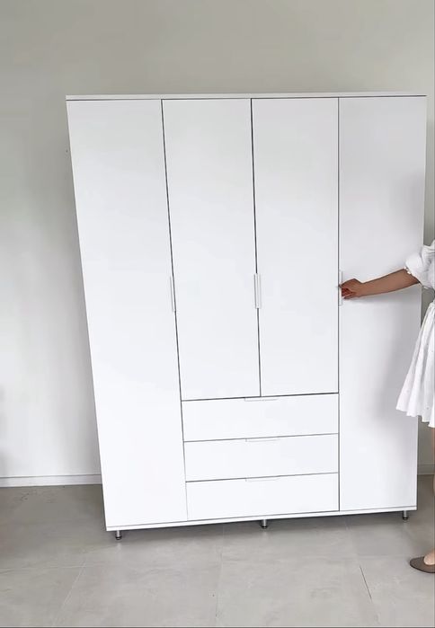 Велика шафа для одягу