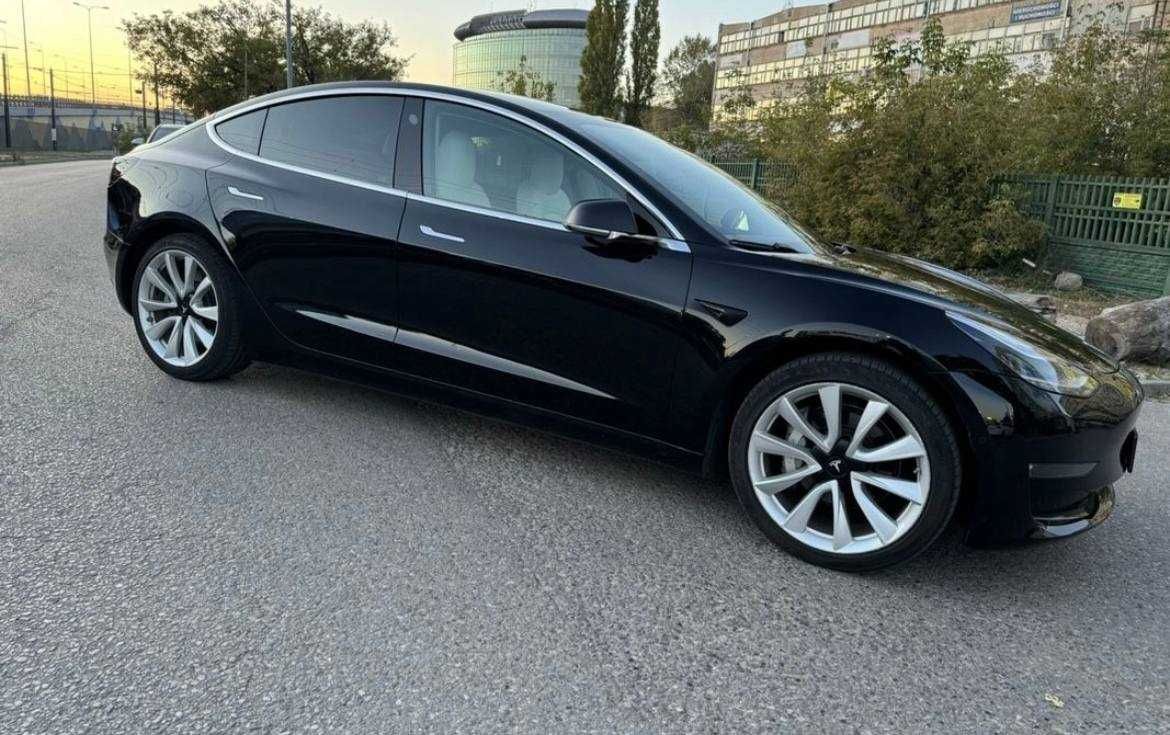 У продажі Tesla model 3 2019