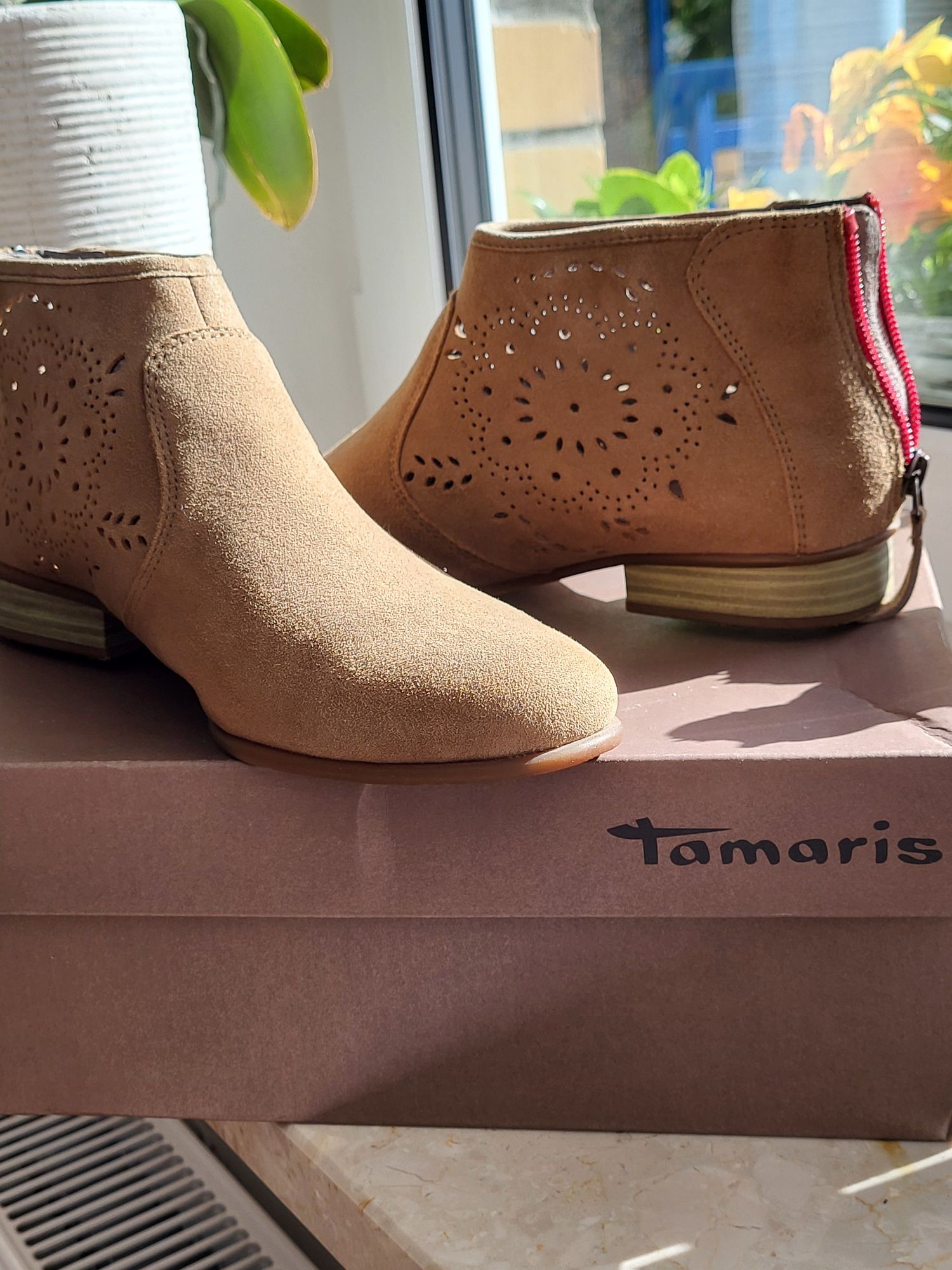 Zamszowe buty Tamaris