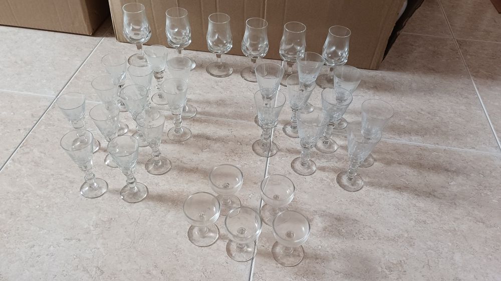 Copos antigos, Garrafas, Jarro... Coleção com cerca de 80 peças no tot