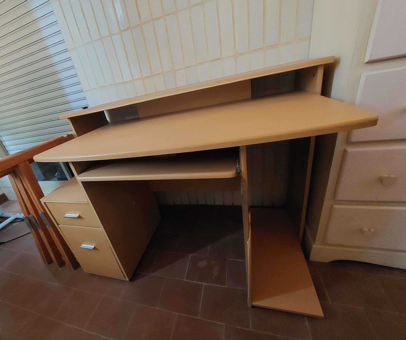 Secretária com gavetas