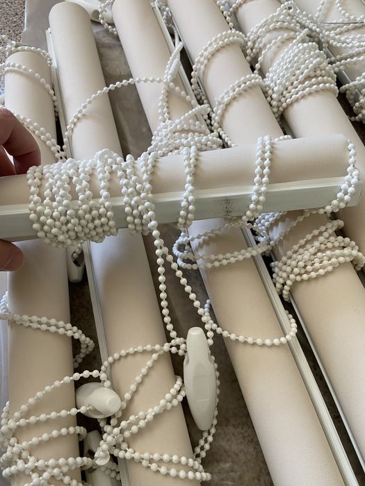 Рулонные бежевые шторы