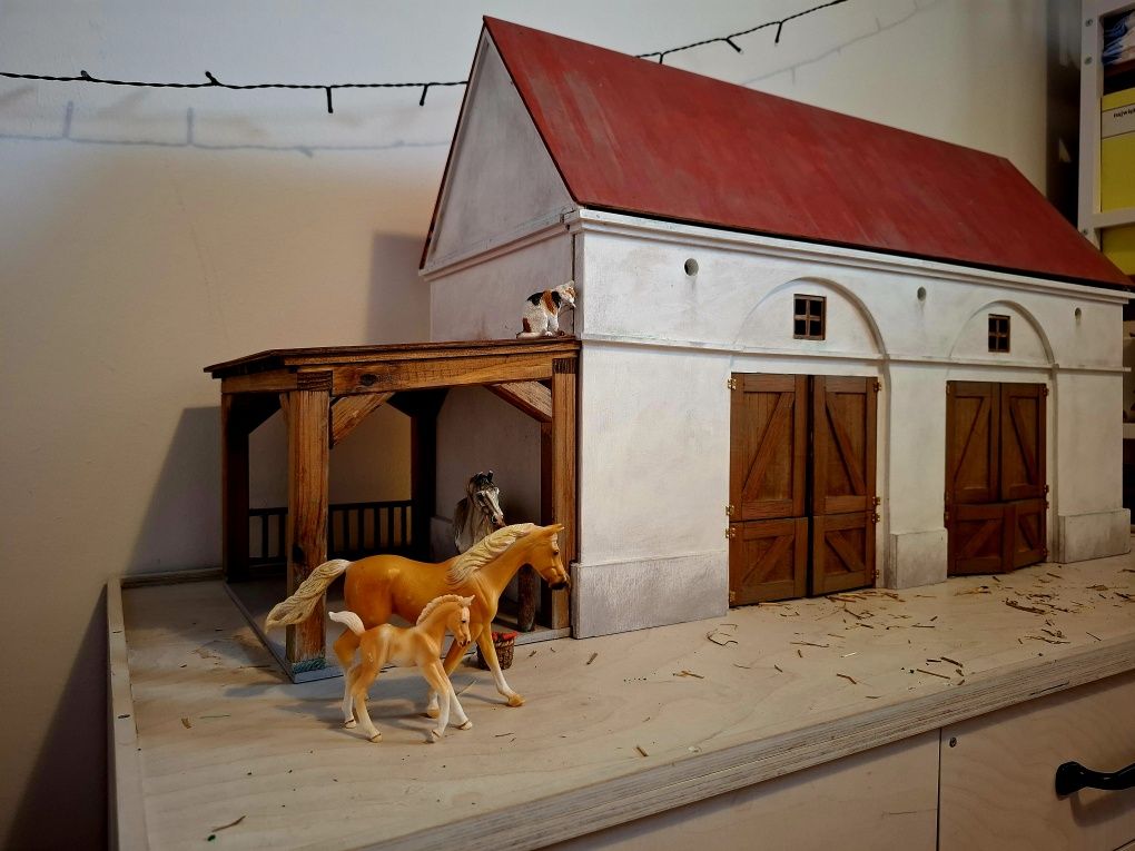 Stajnia z szafką -podstawą dla koni typu Schleich/Collecta