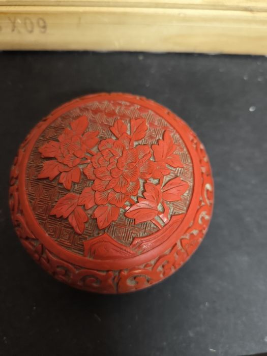 Caixinha Chinesa Antiga em Laca Cinábrio Entalhada (Peônia)
Tipo de Pe