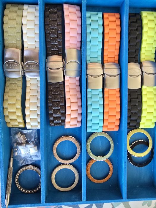 Relógio com várias braceletes