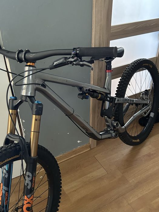 Commencal Meta (kashima, ohlins, burgtec) jibber