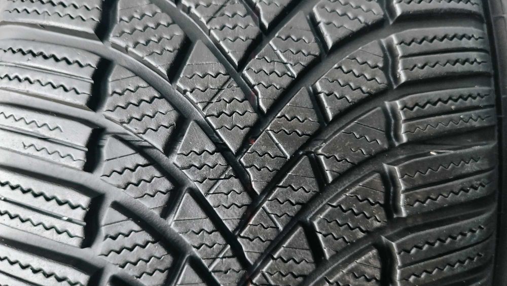2X 235/45R18 98V Bridgestone blizzak LM005 77K