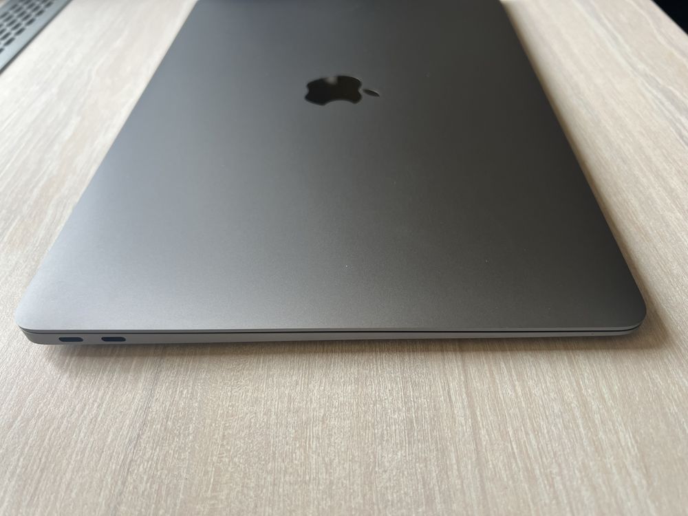 Apple Macbook Air 13.3 MGN63 17 циклов