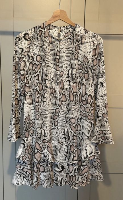 Piękna wiosenna sukienka w wężowy wzór