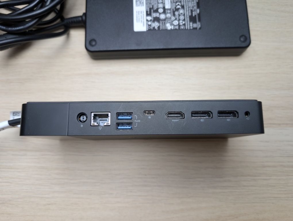 Stacja dokująca Dell WD19DC + zasilacz