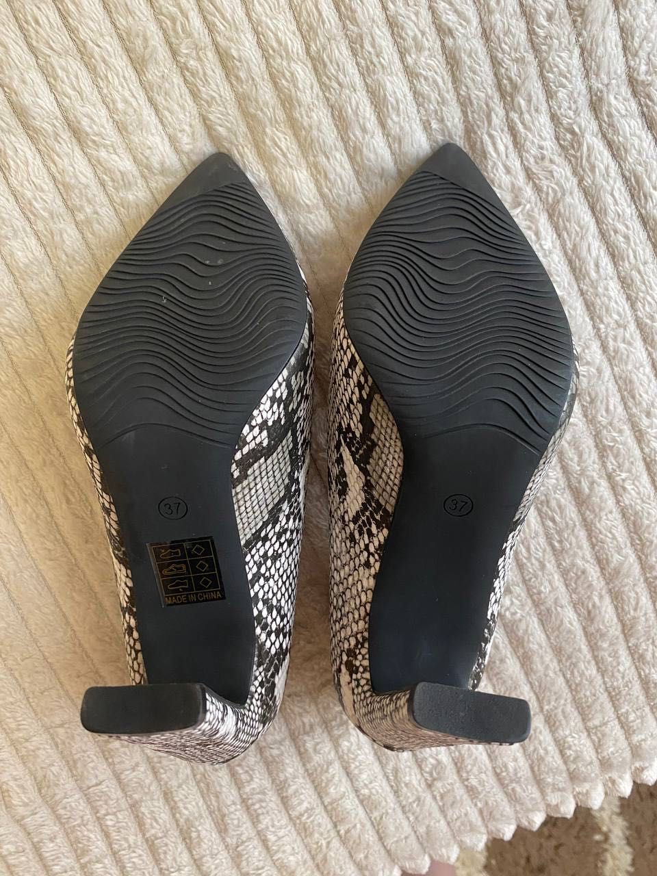 Туфлі жіночі зі зміїним принтом. 37 розмір