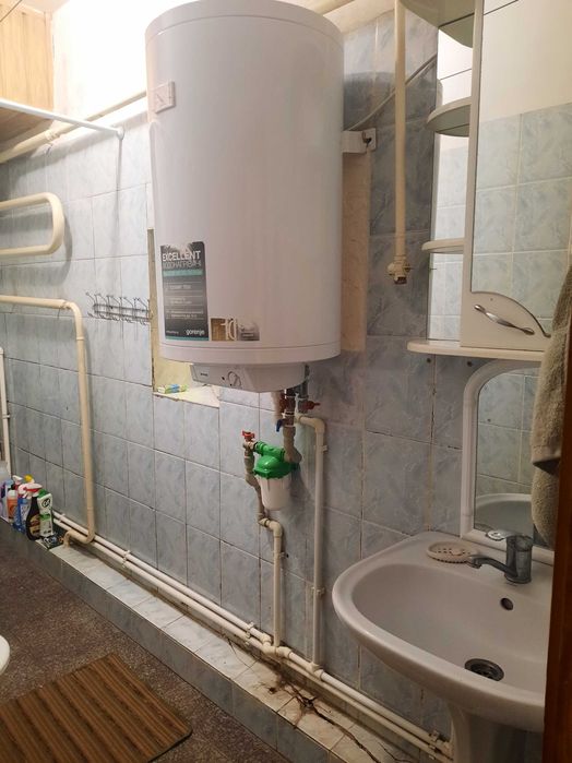 Продаж частини будинку з окремим двором,землею та зручностями.