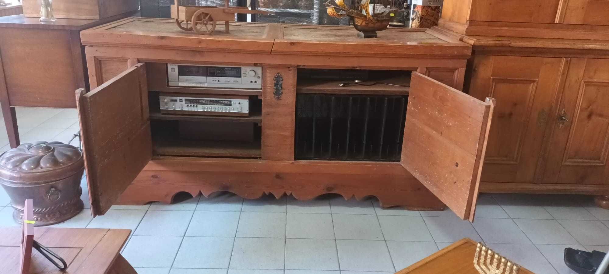 Armário antigo com aparelhagem integrada