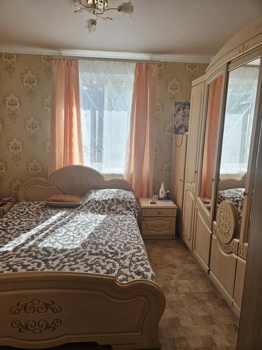 Два будинки в одному дворі