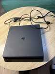 PlayStation 4 Slim z kablem zasilania i HDMI
