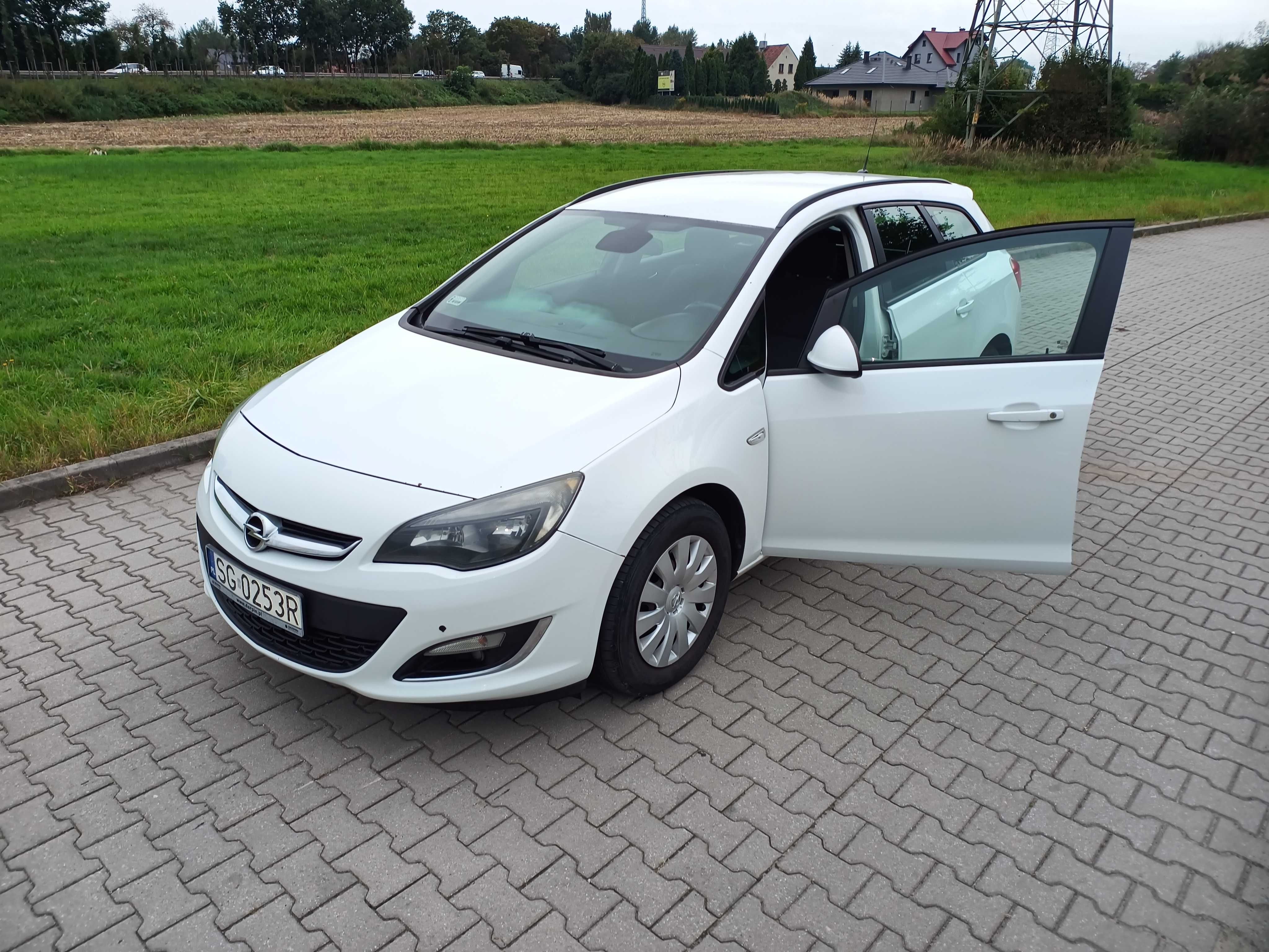 Opel Astra rocznik 2013