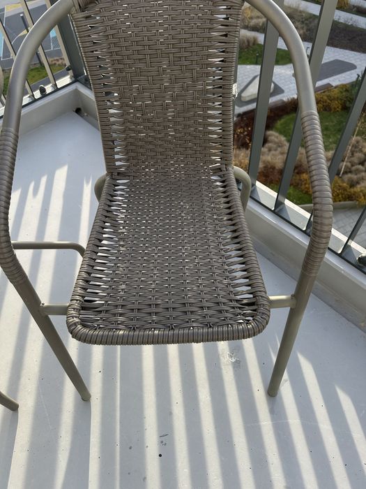 Sprzedam stół z krzesłami.