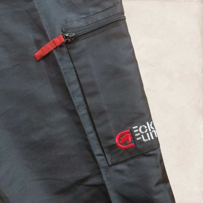 The Ecko Unltd sportowe spodnie szorstki cienki chropowaty poliester L