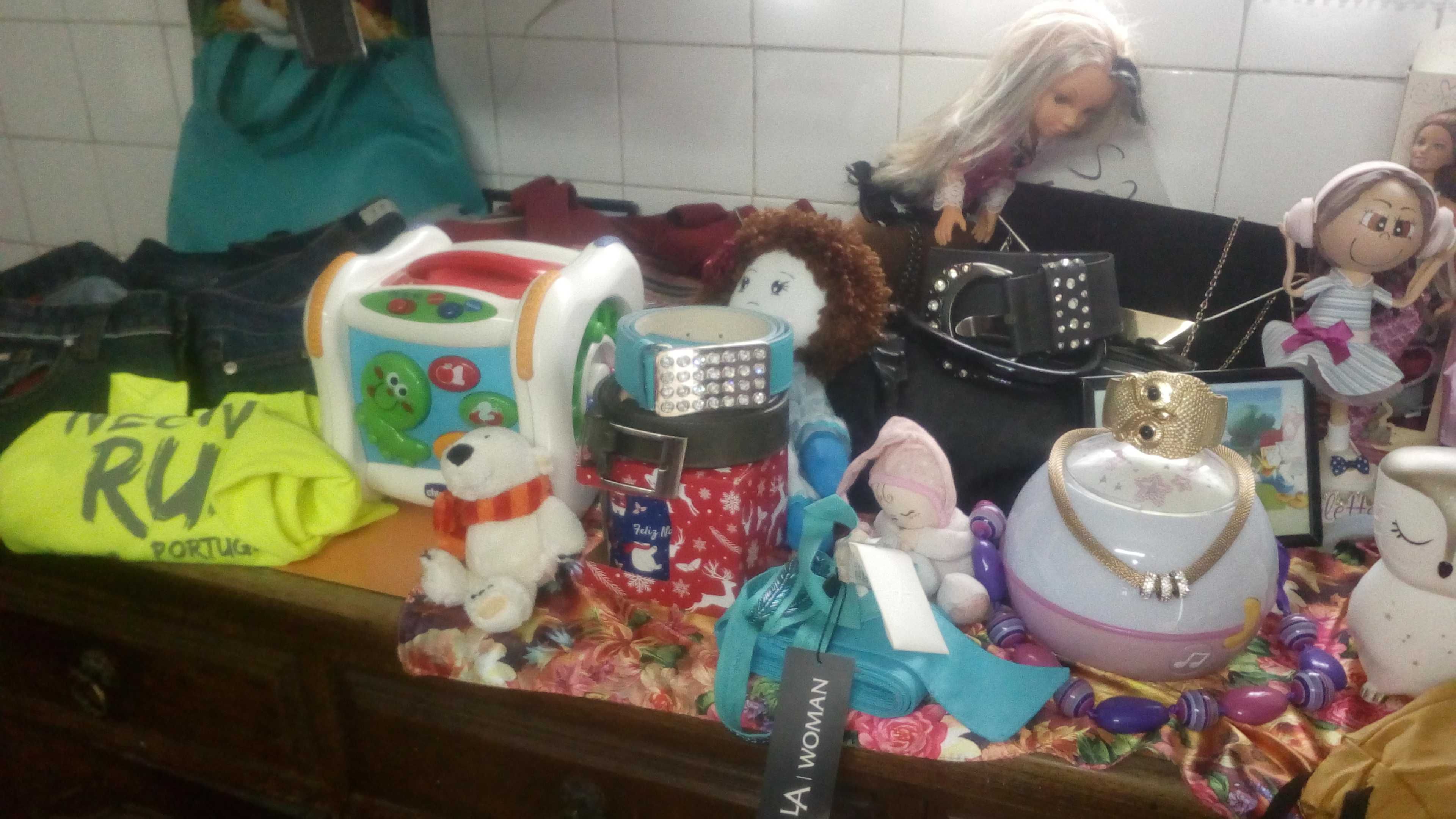 bonecas e peluches