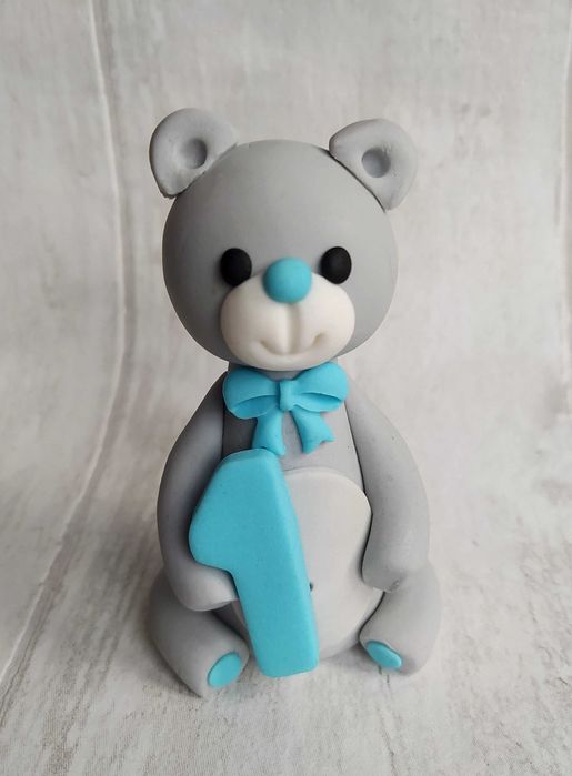 Miś misiu z cyferką figurka na tort z masy cukrowej ok 10 cm