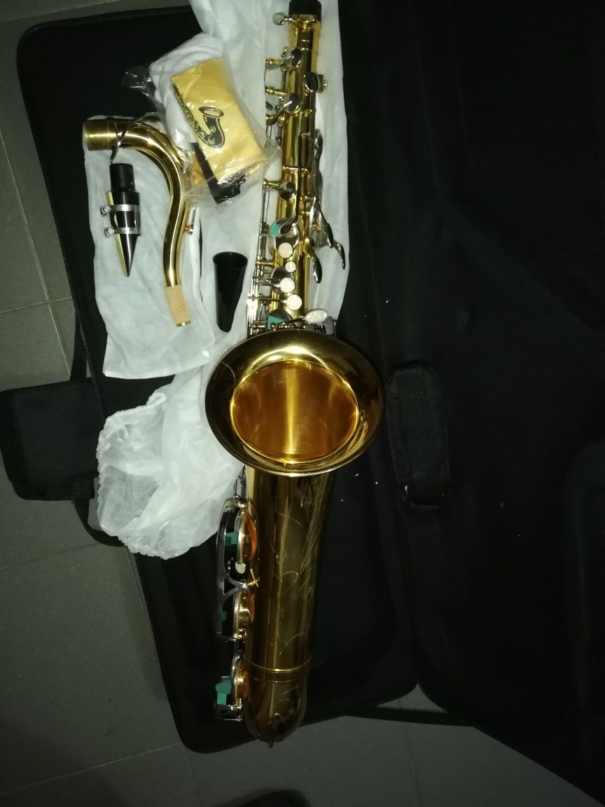 Saxofone tenor novo