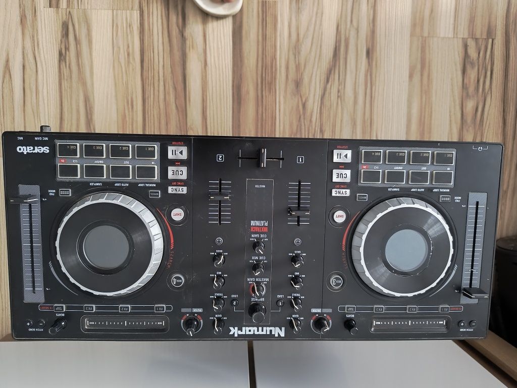 Numark Mixtrack Platinum 2