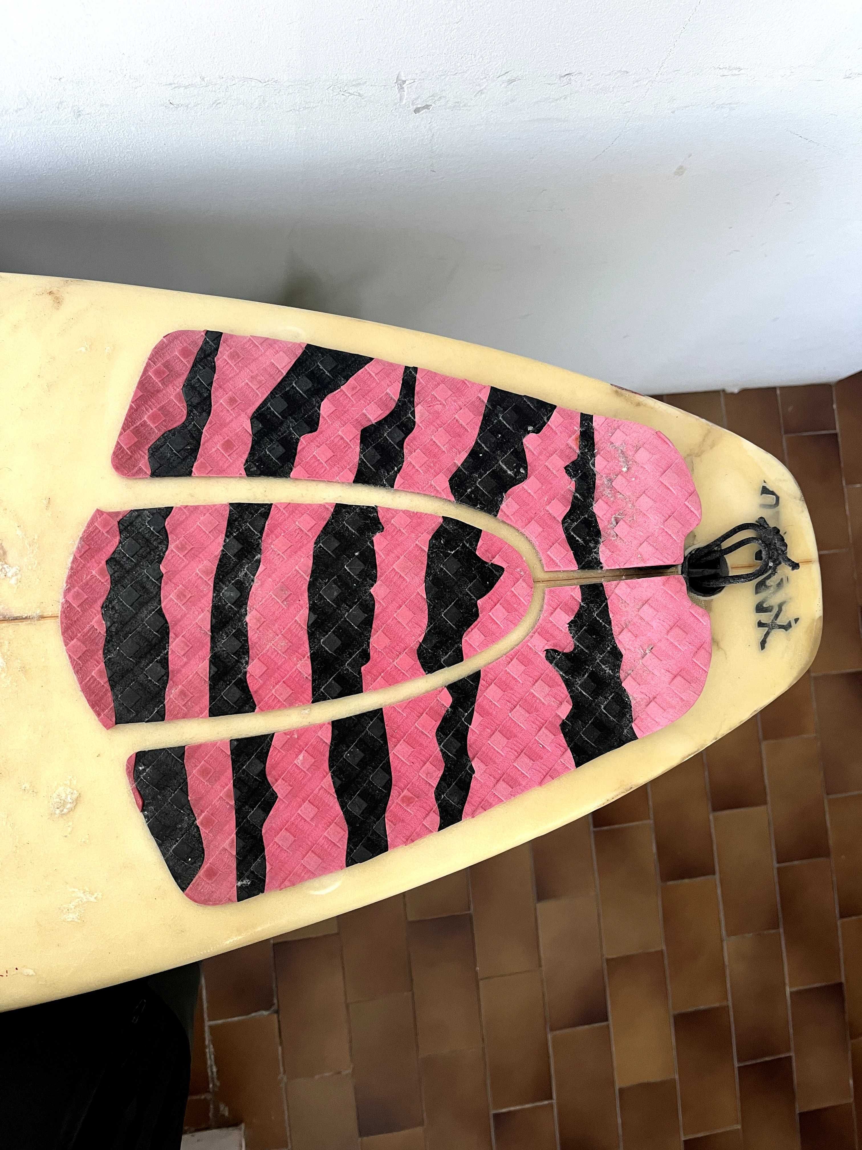 Prancha de Surf 5’9” com Leash e Capa – Excelente Estado