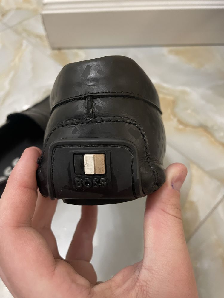 Продам Чоловічі мокасини Hugo Boss Модель чорного кольору із принтом