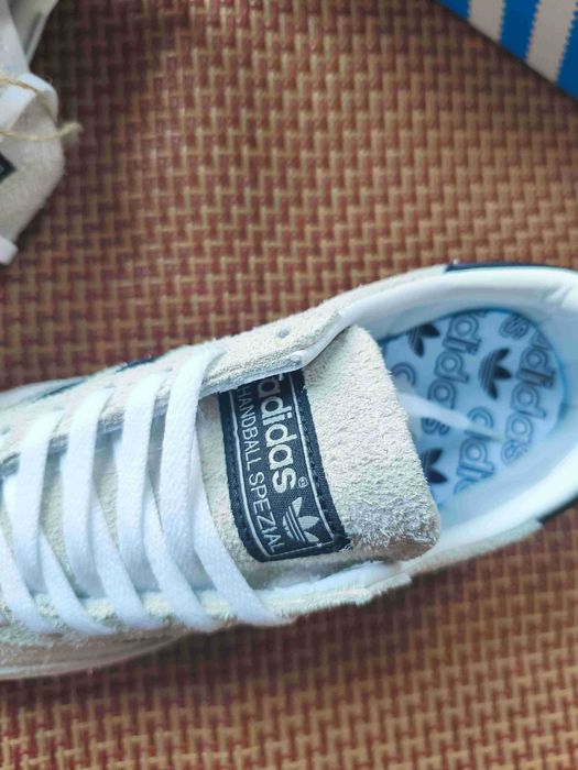 Damskie trampki adidas w kolorze białym i szarym. Rozmiar 38