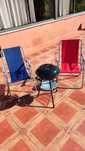 Cadeiras de camping e churrasqueira portátil