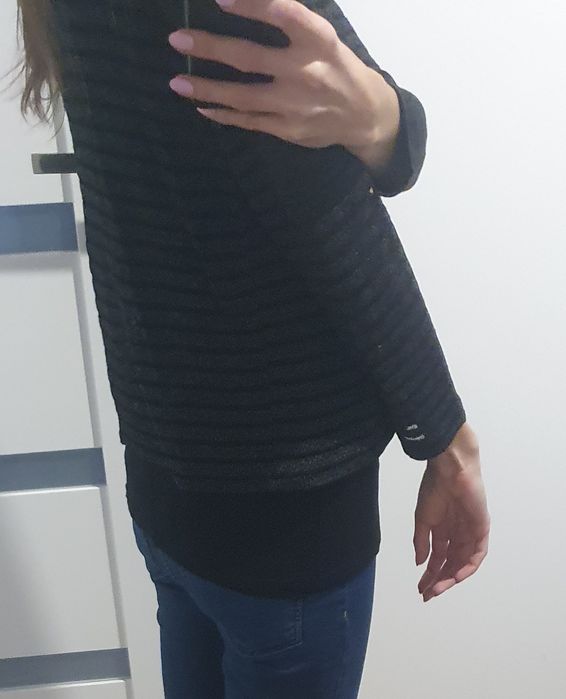 Ciekawy sweterek z biało srebrną nitką XS/S