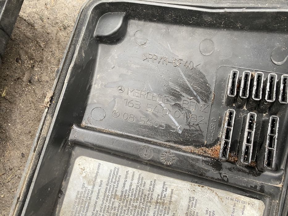 A1635400182 Кришка блоку запобіжників Mercedes ML163