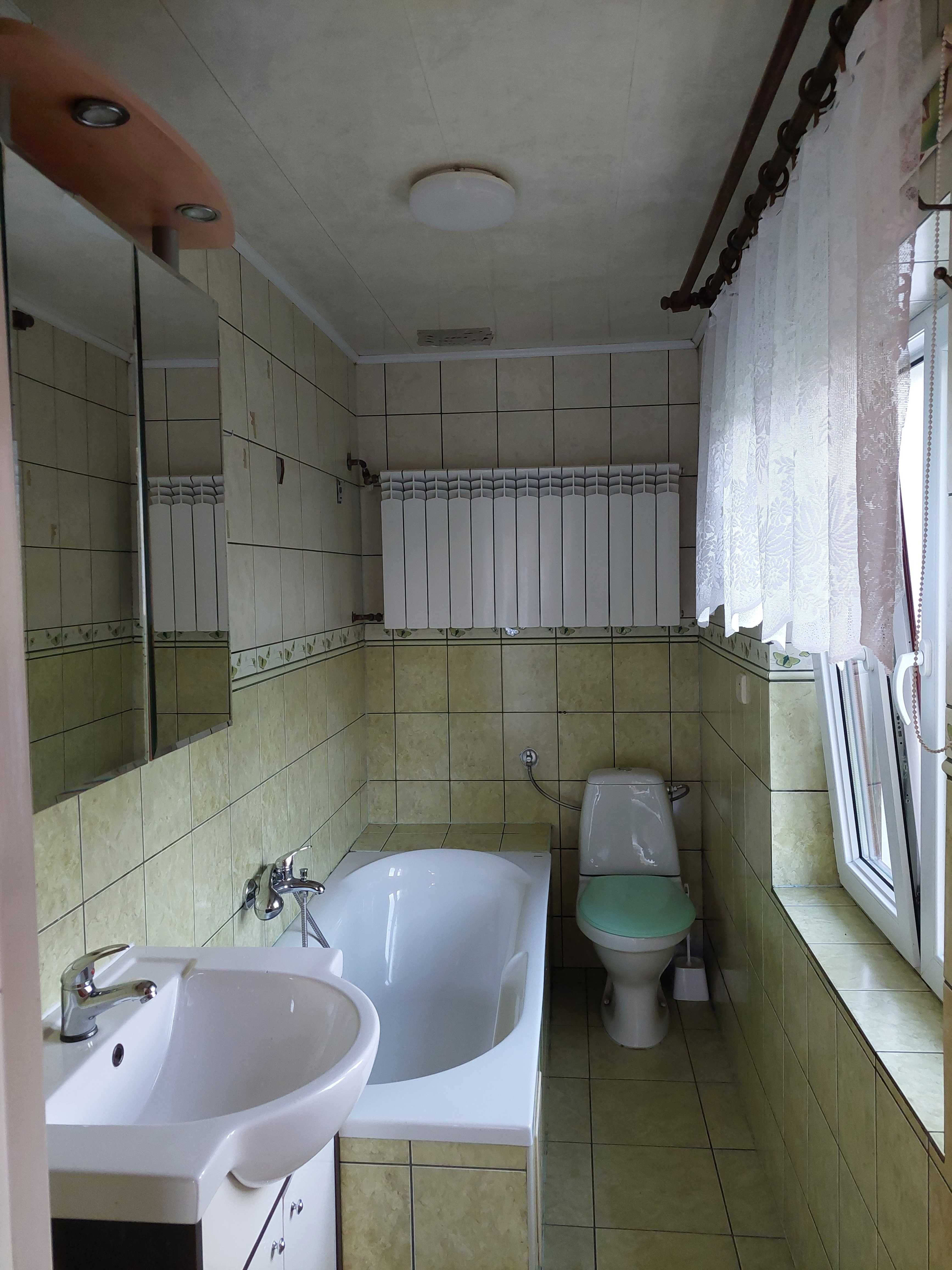 Domek wśród zieleni, w spokojnej okolicy niedaleko miasta