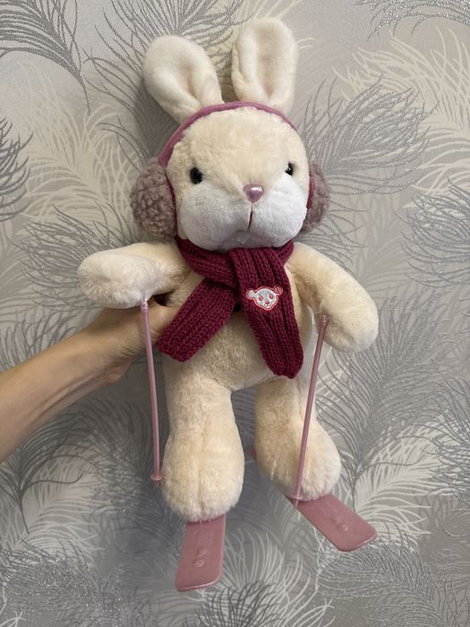 Иягкий заяц на лыжах