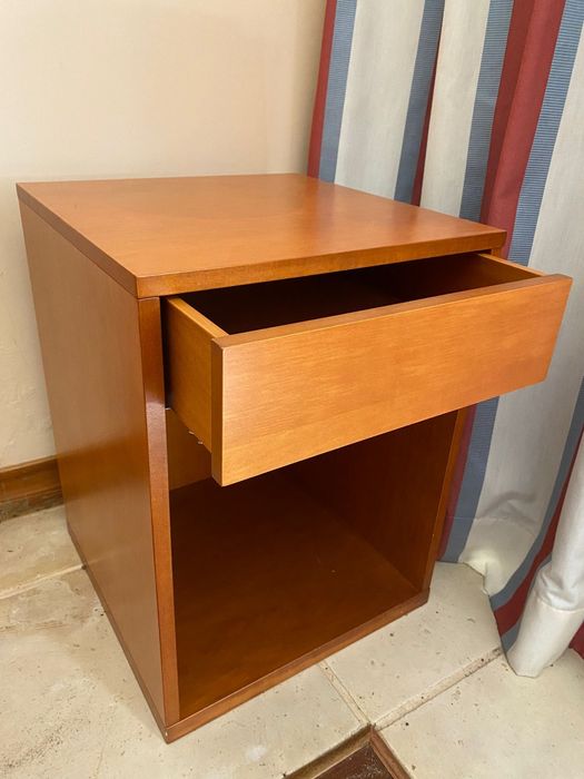 Roupeiro cerejeira com cofre incluído