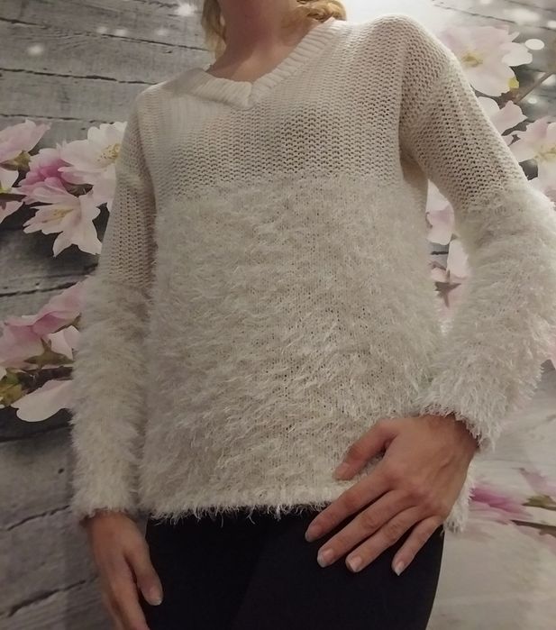 Biały damski sweter