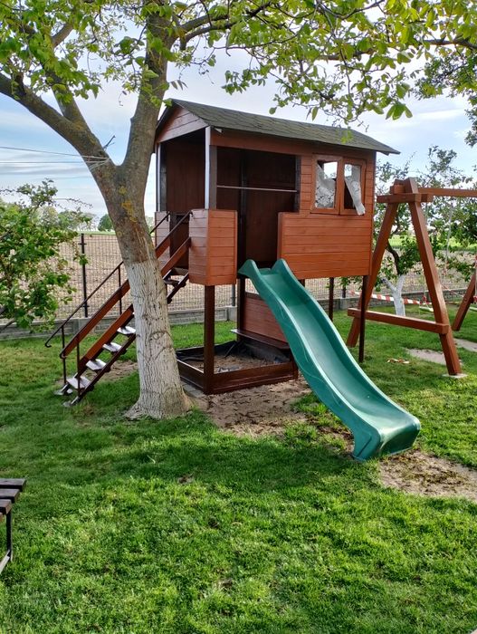 Plac zabaw domek zjeżdżalnia piaskownica