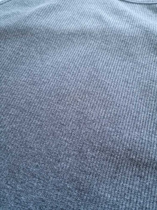 Szary bezrękawnik z prążkowanego materiału