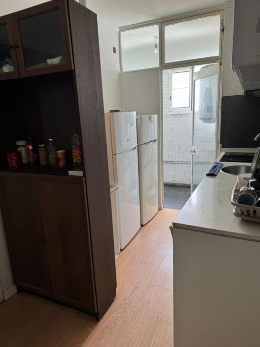 Quarto compartilhado frente Estacão de metro via rapida viso