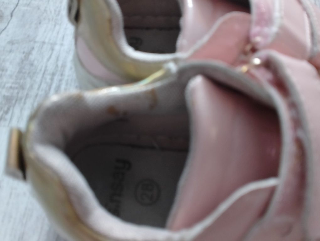 Buty sportowe dla dziewczynki Sinsay różowe błyszczące