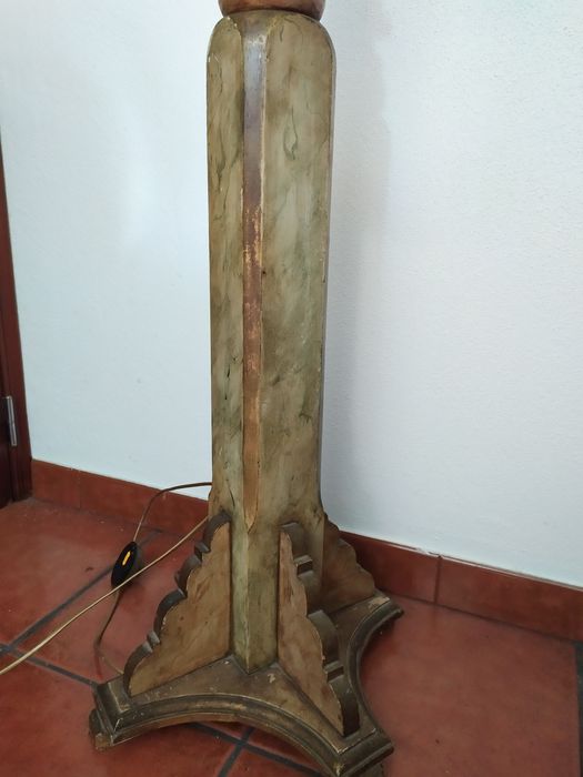 Candeeiro de pé alto