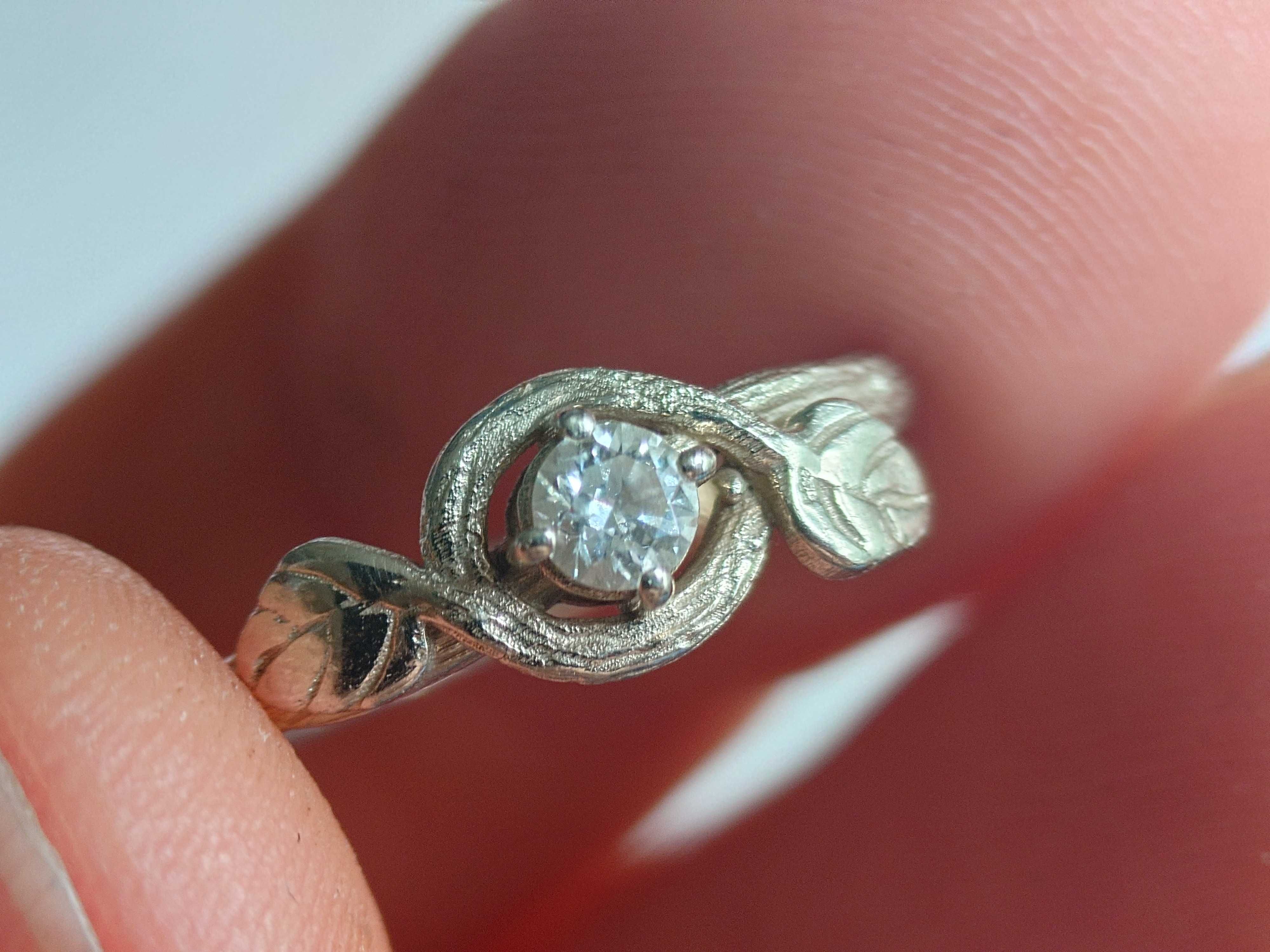 Wyjątkowy pierścionek odlewany /białe złoto /kamień 0,16ct/ rozm.12/52
