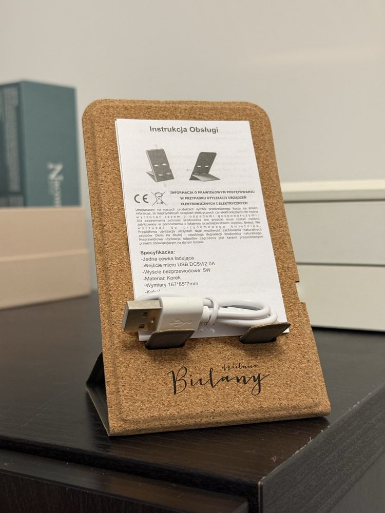 Ladowarka-podstawka indukcyjna korkowa na biurko