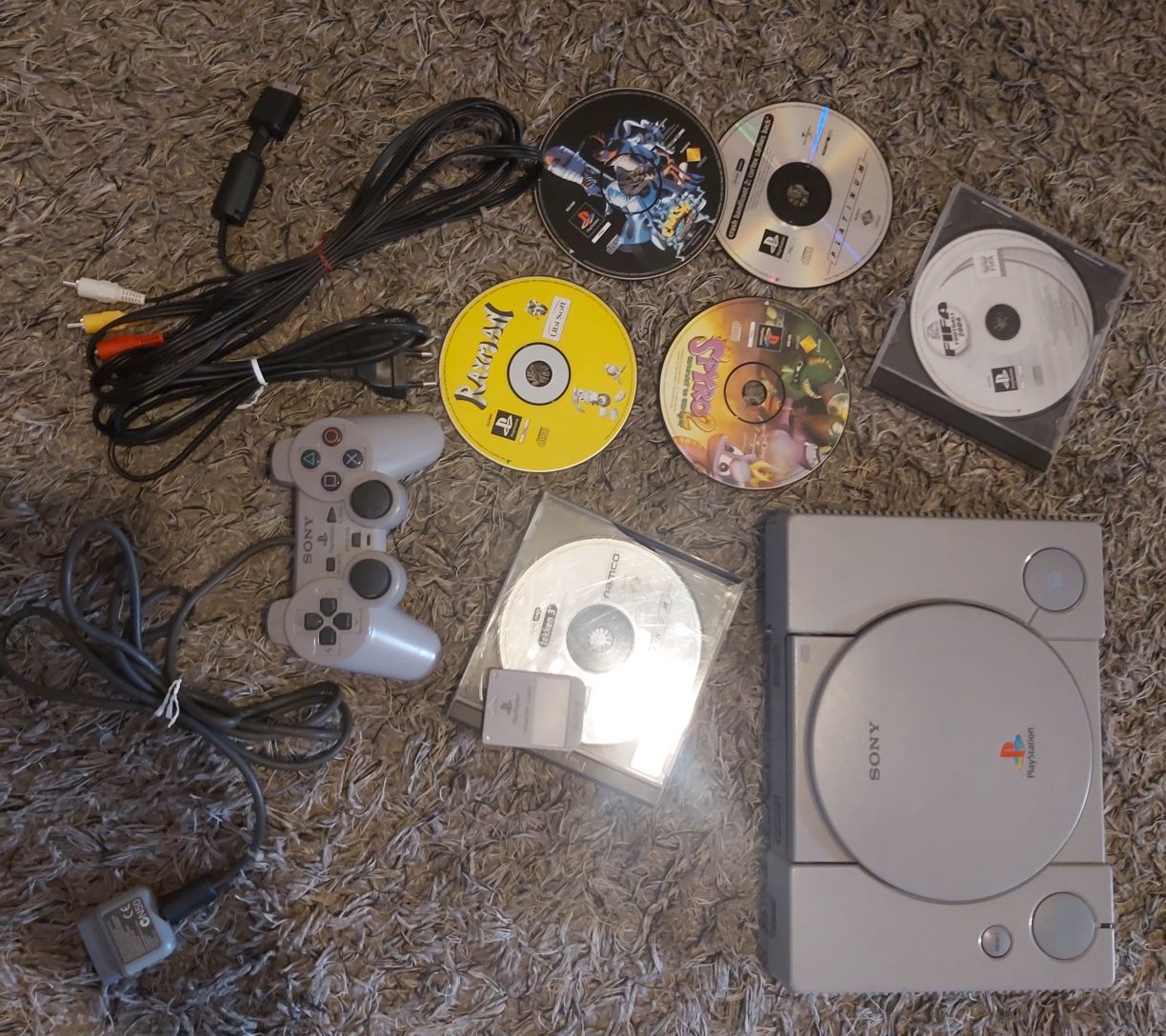 PlayStation 1 com jogos.