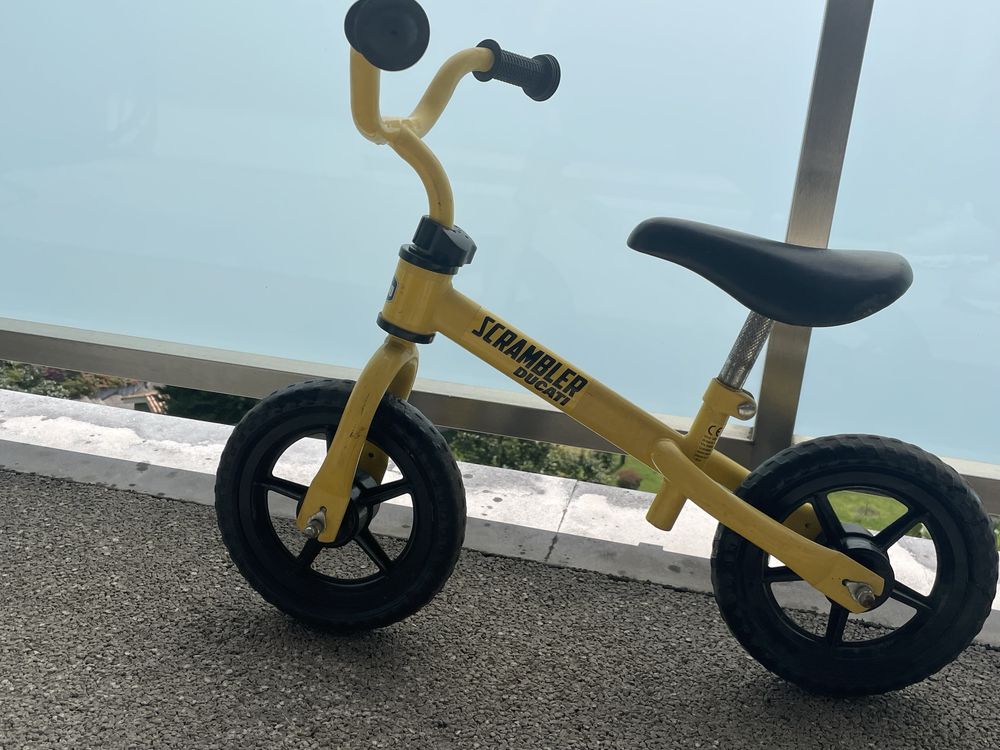 Bicicleta de equilibrio - criança